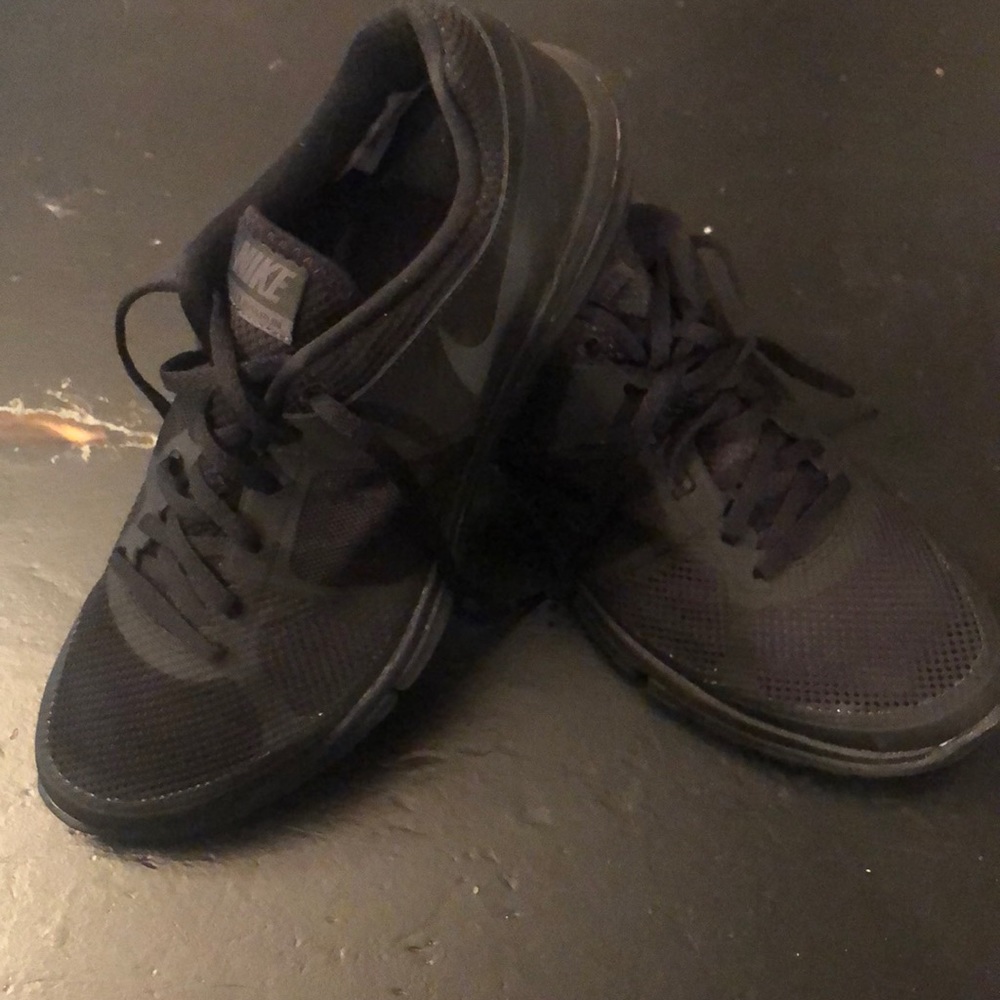 Men’s Nike black sneakers